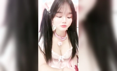 ผมหางม้าแฝด โลลิน้อยน่ารัก! ไม่นานมานี้ฉันก็ได้แสดงตัวแล้ว! เธอสวมกระโปรงสั้นมีหูแมว เธอถอดเสื้อผ้าออกแล้วขี่ดิลโด้เมื่อมองในระยะใกล้ หีของเธอทะลุเข้าไปอย่างแรงและมีน้ำรั่วออกมา