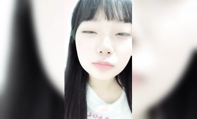 頂級顏值美少女【幼齒】收費房，外表清純甜美，大尺度自慰，假屌跳蛋輪番上，穿上女僕裝白絲襪