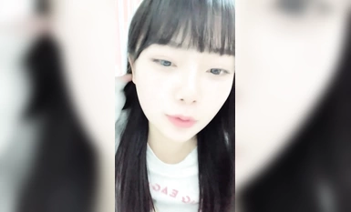 頂級顏值美少女【幼齒】收費房，外表清純甜美，大尺度自慰，假屌跳蛋輪番上，穿上女僕裝白絲襪