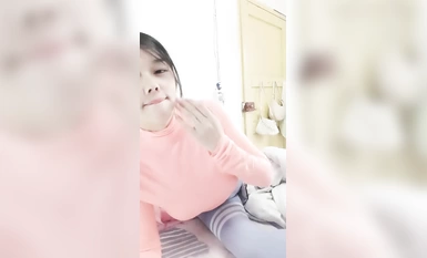 有奶水的小阿姨，全程露臉氣質風騷又迷人，家裡有人還陪狼友發騷，揉奶玩逼舔淫水，尿尿給你看擠奶誘惑好騷