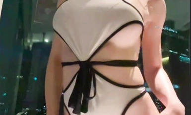 Ang nangungunang showman at Internet celebrity na "Zhou Yuxi" ng bagong top-notch na drama ay isang vacuum black stocking training bathtub na may langis ng malalaking suso at malalaswang salita na humihikayat sa iyo na mag-cum sa high definition