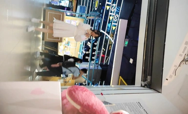 偷拍大師商場尾隨偷拍 美女裙底風光清純女學生白色連衣裙，性感粉絲內褲