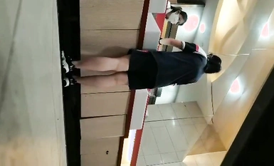 Nagtago ako sa banyo ng mga babae at lihim na kinunan ang mga kulay rosas na pussies ng dalawang fresh school na babae ay kahina-hinala.