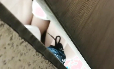 ฉันแอบซ่อนอยู่ในห้องน้ำหญิงและแอบถ่ายจิ๋มสีชมพูของเด็กนักเรียนหญิงสองคนที่น่าสงสัย