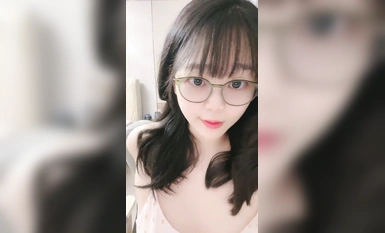 甜美眼鏡美少女桃子！極品大肥臀超誘人！特寫屁股抖動，手指拍打小穴扣弄，流出好多白漿
