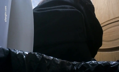 國內廁拍大神潛入某商場餐廳女廁全景 後拍女食客尿尿網紅臉美女撅著屁股對著鏡頭扭來扭去