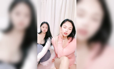 氣質酒窩美女！姐妹花雙女大秀！大奶肥臀互揉，翹起屁股假屌後入，快速深插