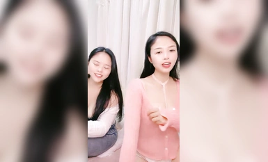 氣質酒窩美女！姐妹花雙女大秀！大奶肥臀互揉，翹起屁股假屌後入，快速深插