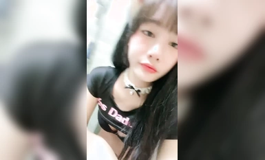 Purong pagnanais ay ang kisame! Matamis at magandang babae! Ang walang buhok na maliit na puki ay dinadaliri ang kanyang puki, hinihimas ang butas ng kanyang titi, at sinisikap siya nang husto sa kanyang mukha na puno ng kasiyahan.