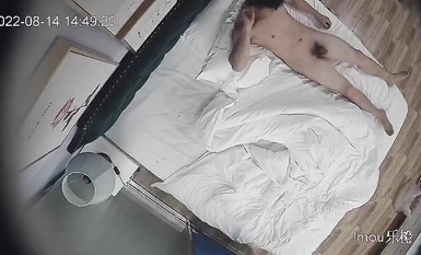 Butik Le Cheng Hotel diam-diam merakam seorang wanita muda yang cantik dengan payudara besar dan punggung besar memberikan pukulan 69 semasa pertempuran sengit, dan katil itu diterbalikkan menggunakan telefon bimbitnya untuk mengambil gambar dari dekat .