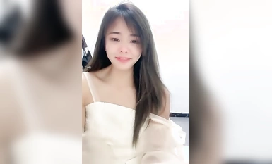 新人！女神簡直美到犯規~【小臭寶】揉穴自慰！精都射絕了~ (1)