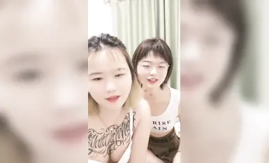 Một trai và hai gái, những cô gái trẻ sinh vào những năm 2000! Cô gái tóc ngắn đeo kính! Một cô gái có bộ ngực nhỏ và cái lồn đầy lông đã bị thâm nhập sâu khi cưỡi cô ấy, và một cô gái khác bên cạnh đã quay phim.