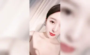 ネットフリックスの女神をモデル化！厚化粧に赤い唇が超セクシー！サスペンダー付きロングスカート、半脱ぎ黒シルク、ヒップ突き上げ、微毛マンコはタイトで非常に誘惑的！