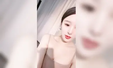 เทพธิดาคนดังทางอินเทอร์เน็ตระดับโมเดล! แต่งหน้าจัดหนักปากแดงเซ็กซี่สุดๆ! กระโปรงยาวมีขาที่สวยงามมากถุงน่องสีดำถอดออกครึ่งหนึ่งและสอดเข้าไปในช่องคลอดหีมีขนเล็กน้อยแน่นและเย้ายวนใจอย่างยิ่ง