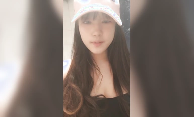 鴨舌帽新人甜美少女！衛生間誘惑一對豪乳！脫光光馬桶上掰穴，特寫視角揉搓陰蒂，手指扣弄騷逼