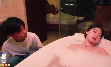 开心鬼传媒KXG0002哥哥强行插入正在洗澡的妹妹