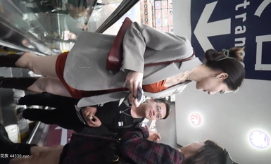 Sinundan ng YC shopping mall ang dalawang top-notch na kabataang babae hanggang sa CD.