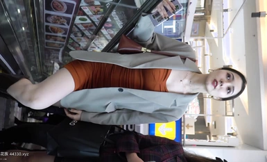 Sinundan ng YC shopping mall ang dalawang top-notch na kabataang babae hanggang sa CD.