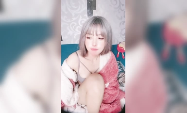 Gray short hair beautiful young lady! Recently, she went down to the sea to pay for her room! Sexy stockings and feet, big black cow and fake cock, and she keeps on talking dirty!