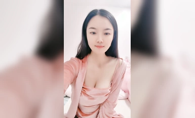 氣質美少婦！看似文靜騷的很！洗完澡給大家秀，柔軟大奶子晃動，跳蛋震動豆豆，咬唇表情很是誘惑