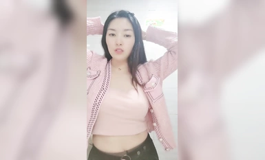 新人下海氣質美御姐！吊帶背心浴室誘惑！洗澡濕身抖奶，掰穴特寫手指插入猛扣，爽的浪叫呻吟大聲