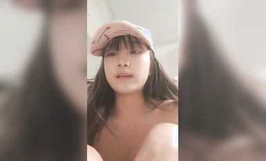 鴨舌帽新人酒窩少女！一對白嫩大奶子！浴室激情自慰，坐在馬桶上扣逼，多毛騷逼，掰開特寫看洞