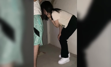 [เซ็กส์รั่วไหลออกมา] คู่หนุ่มสาวมีเพศสัมพันธ์ทางปากในปล่องบันไดและมีเพศสัมพันธ์ กระตุ้นการมีเพศสัมพันธ์ทางปากของแฟนสาว เสียงดังฉ่าของเธอและก้นที่สวยงามของเธอก็ระยำอย่างหนักจากด้านหลัง 