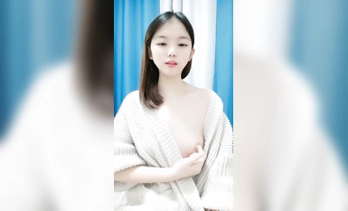 Gadis muda yang terbaik menunjukkan mukanya, berbogel dan mandi untuk memikat rakan serigalanya Dia membentangkan farajnya dan menunjukkannya kepada rakan serigalanya Dia membiarkan teman lelakinya menghisap farajnya, menghisap farajnya zakar besar Dia me