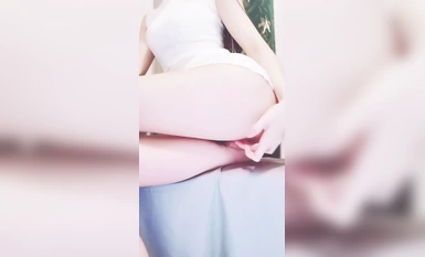 健身寶貝細腰美臀！假屌吸在板子上騎坐！蜜桃臀一下下猛砸，邊插跳蛋震陰蒂，特寫手指後入扣弄