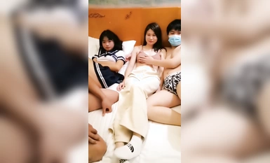 新來的兩個小姐姐！4P激情首秀！揉捏奶子炮擊插穴，邊插邊吃大屌，張開雙腿猛操，漂亮妹子旁邊觀戰