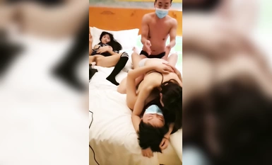 新來的兩個小姐姐！4P激情首秀！揉捏奶子炮擊插穴，邊插邊吃大屌，張開雙腿猛操，漂亮妹子旁邊觀戰