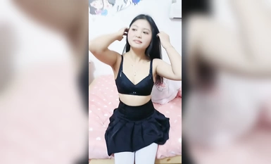 鄰家妹妹乖巧美少女！居家炮友操逼！掏屌騎臉塞嘴裡，磨蹭小穴騎乘位抽插，美臀上上下下套弄