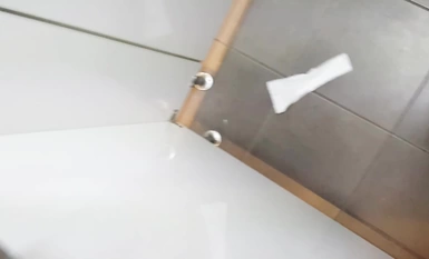 大神潛入商場女廁偷窺多位年輕美女 動靜大了一點被其中一位發現了趕緊跑