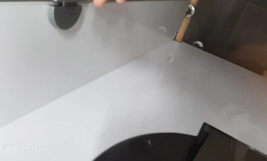 その神様はショッピングモールの女子トイレに忍び込み、何人もの若い美女を覗き見した。