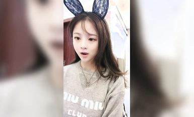 兔兔和妖妖女神姐妹花！超高顏值吊帶絲襪！地上扶著假屌磨穴，閨蜜用奶頭磨蹭，酸奶抹逼掰穴