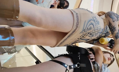 Bậc thầy chụp ảnh thẳng thắn đã theo chân một số người đẹp trong trung tâm mua sắm để lén chụp ảnh váy của họ ❤168 Váy ôm sát mông gợi cảm và đôi bốt dài, một cô gái xinh đẹp với bên trong hẹp màu vàng và váy hoa siêu ngắn, một cô gái tóc vàng quý cô có nụ màu đen trong suốt và bên trong hẹp