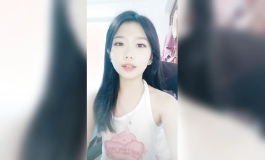 Purong pagnanais ay ang kisame! Kamakailan ay pumunta siya sa dagat na may magandang hitsura! Itaas ang kanyang tank top para tingnan ang kanyang maliliit na suso, isuot ang kanyang pajama, kwintas at chain, at mag-striptease habang iniindayog ang kanyang