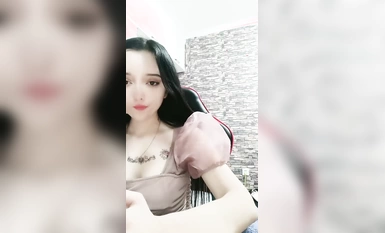 新疆漂亮妹子！黃播界迪麗熱巴！應觀眾要求小秀一波，慢慢脫光光揉捏奶子，手指拍打小穴掰開特寫