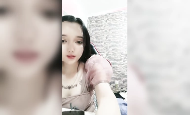 新疆漂亮妹子！黃播界迪麗熱巴！應觀眾要求小秀一波，慢慢脫光光揉捏奶子，手指拍打小穴掰開特寫