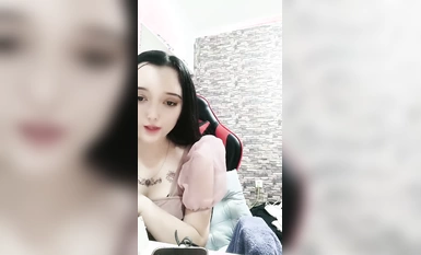 新疆漂亮妹子！黃播界迪麗熱巴！應觀眾要求小秀一波，慢慢脫光光揉捏奶子，手指拍打小穴掰開特寫