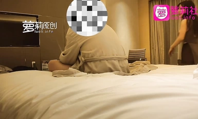 Seorang Geng, wanita paling cantik di negara ini, membuat janji temu dengan seorang gadis berstokin hitam dan berpayudara besar di sebuah hotel. Dia keluar untuk melakukan hubungan seks dengan teman lelakinya di belakangnya sangat besar sehingga dia tidak