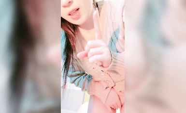 สาวสวย! เธอดูเงียบและตระการตามาก! ถอดกางเกงยีนส์ของคุณและถูรูไขมันของคุณ ใส่ดิลโด้คริสตัล จุดไคลแม็กซ์ และฉีดน้ำปริมาณมาก พร้อมกับดูสนุกสนานบนใบหน้าของคุณ