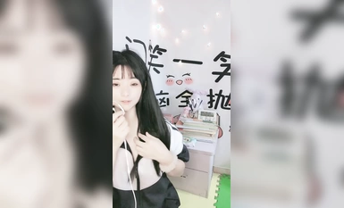 文靜網紅妹妹！難得收費房自慰！脫下內褲掰穴特寫，手指扣入低低呻吟，翹起肥臀，嬌喘極度誘惑