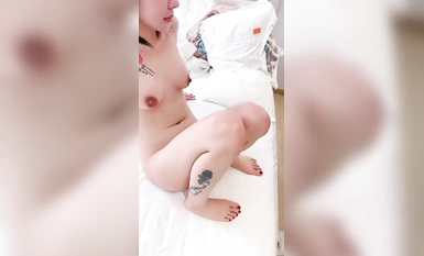 Gadis bertatu itu dijemput ke sebuah hotel untuk bergaduh dengan dua lelaki Dia menunjukkan mukanya dan memberikan seks oral.