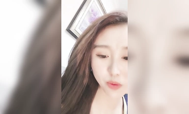 情趣制服新人美女！應觀眾要求秀一波！揉搓騷穴特寫，跳蛋塞入開大檔，流出淫水，叫起來太騷了