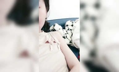 要爽還得靠閨蜜，姐妹露臉一起大秀直播，道具玩弄騷逼展示流出好多白漿，讓閨蜜舔逼吃干凈，淫聲盪語好騷啊