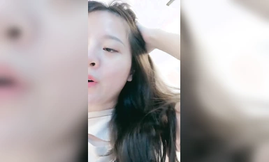 要爽還得靠閨蜜，姐妹露臉一起大秀直播，道具玩弄騷逼展示流出好多白漿，讓閨蜜舔逼吃干凈，淫聲盪語好騷啊