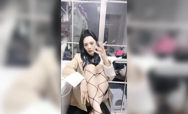 御姐范十足新人美女！性感情趣裝漁網襪！揉奶掰穴特寫，從下往上視角拍攝，浪叫呻吟極度風騷