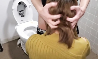 【最新 極品 啪啪】極品尤物女孩在公共廁所被兩個男人輪著玩操 前裹後操 輪番內射 騷逼流精 