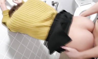 【最新 極品 啪啪】極品尤物女孩在公共廁所被兩個男人輪著玩操 前裹後操 輪番內射 騷逼流精 